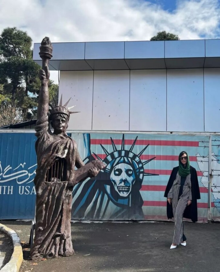 بازدید پورن استار آمریکایی از سفارت سابق آمریکا در ایران