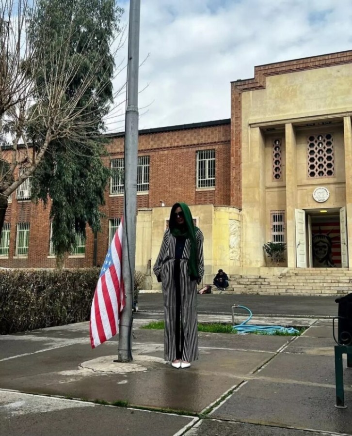 بازدید پورن استار آمریکایی از سفارت سابق آمریکا در ایران