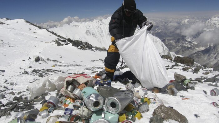 بلندترین قله جهان پر از زباله شده است