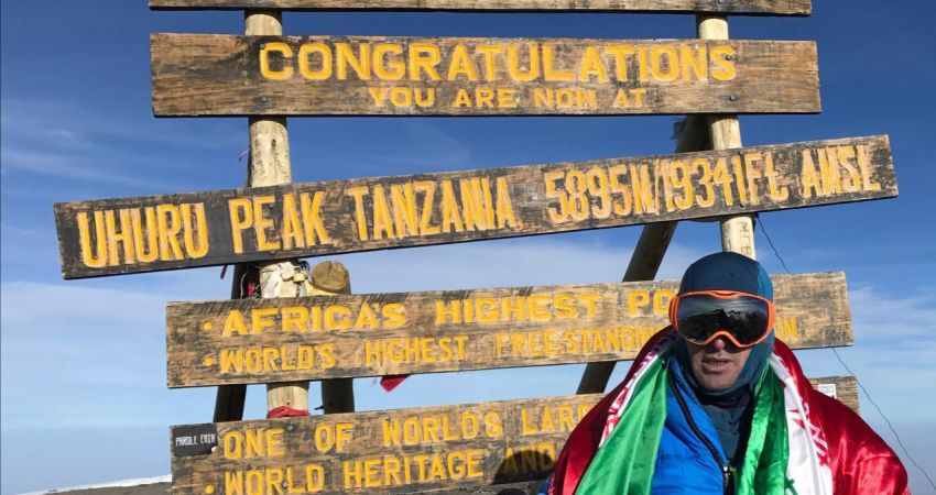 صعود محمدرضا حاجی پور به قله کلیمانجارو بام آفریقا