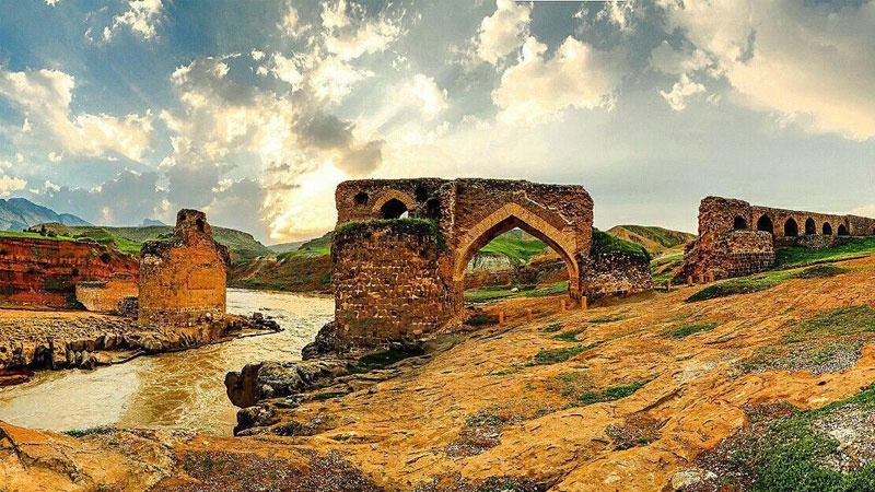 پل گاومیشان در شهر دره شهر در مرز بین دو استان لرستان و ایلام
