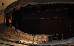 بخشی از پیشانی صحنه تالار اصلی تئاتر شهر دچار ریزش شد