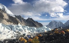 زلزله هم جلودار کوهنوردان برای صعود به اورست نیست