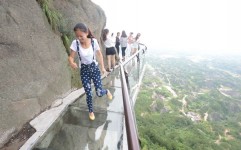 طولانی ترین پل شیشه ای جهان در چین، تعطیل شد