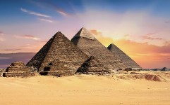 چند هرم در مصر باستان ساخته شد؟