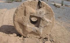 کشف یک ظرف سنگی بزرگ در محوطه روستای ابراهیم آباد کهنه