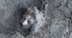 نخستین امپراتور روم کجا دفن شد؟