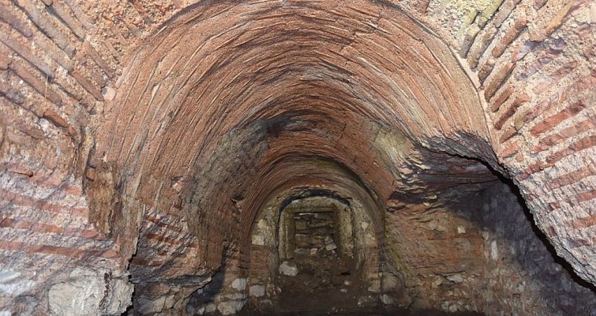 کشف تالار مخفی و تونل ۱۵۰۰ ساله
