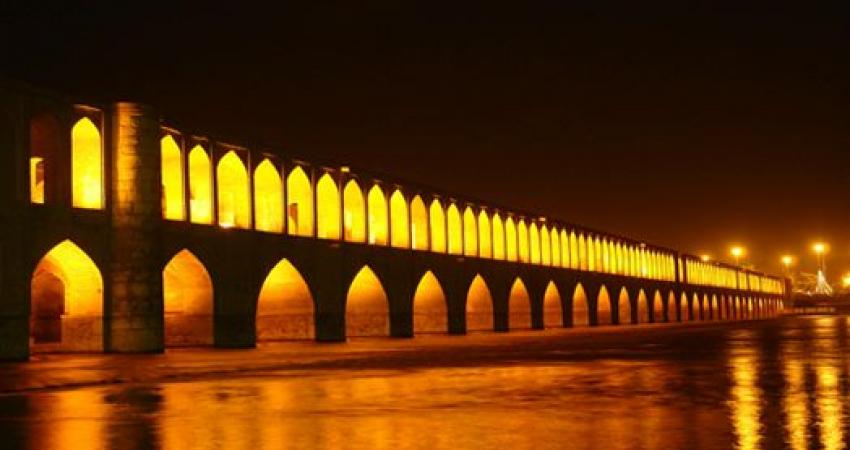 پاکسازی پل خواجو توسط دوستداران میراث فرهنگی اصفهان