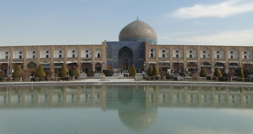 هشدار درباره نفوذ آب به گنبد مسجد شیخ لطف الله