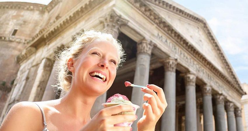 جریمه برای خوردن بستنی در مکان تاریخی