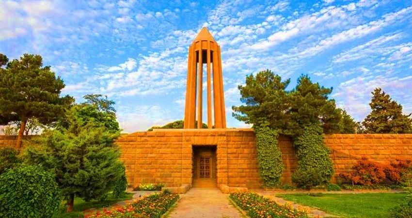 آیا ابوعلی سینا در اصفهان مدفون است؟